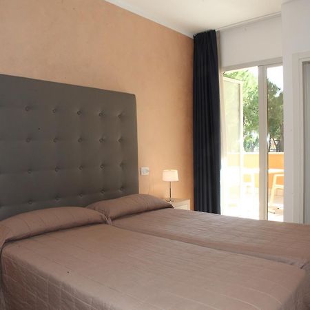 Hotel Garni Losanna Бибионе Екстериор снимка