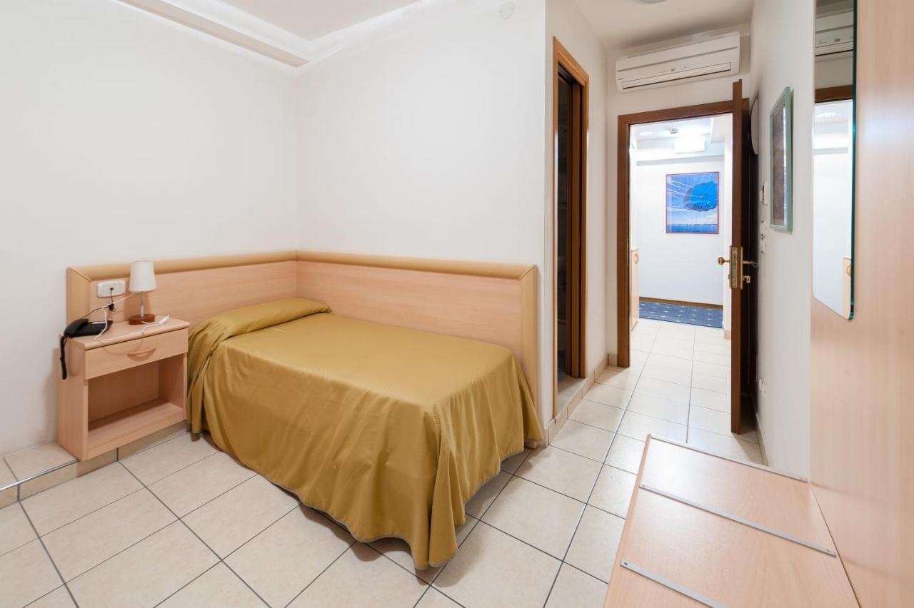 Hotel Garni Losanna Бибионе Екстериор снимка