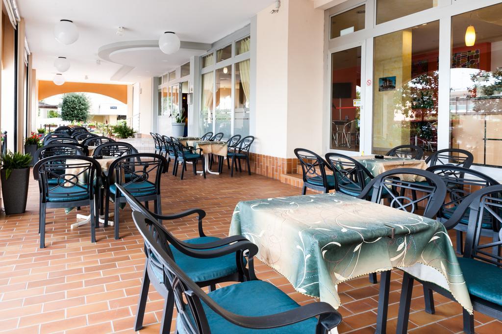 Hotel Garni Losanna Бибионе Екстериор снимка