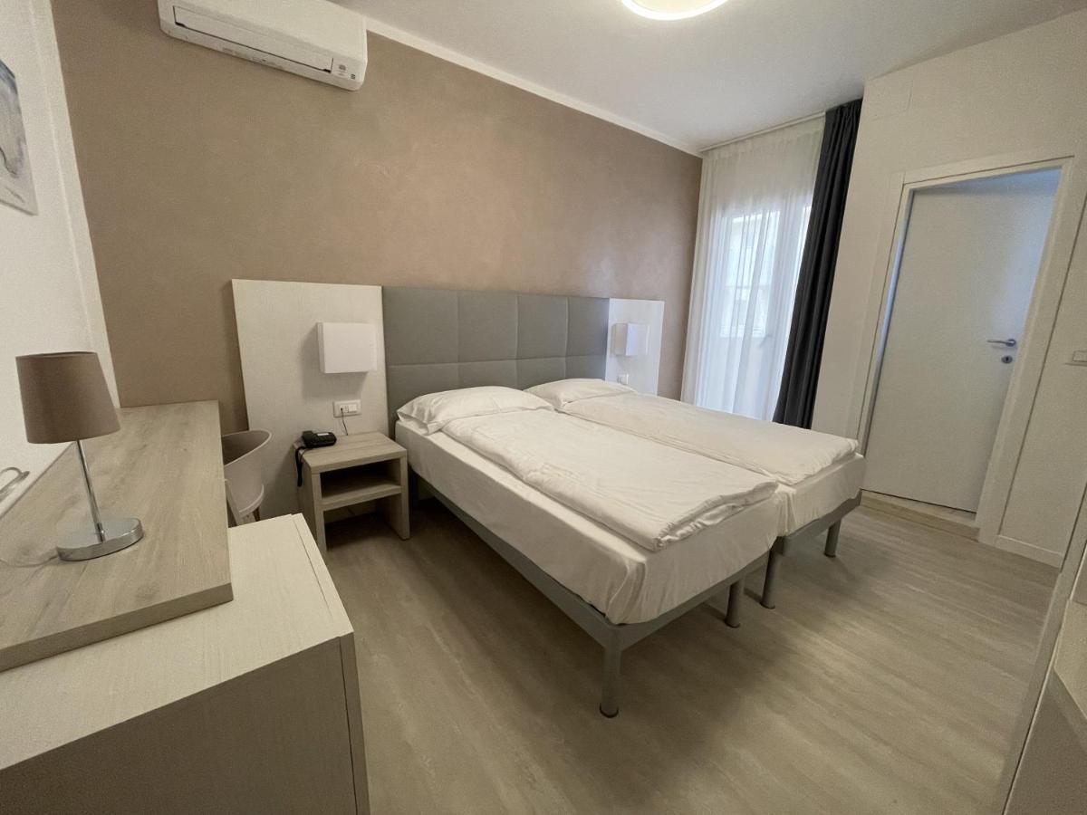 Hotel Garni Losanna Бибионе Екстериор снимка