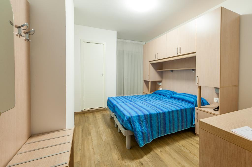Hotel Garni Losanna Бибионе Стая снимка