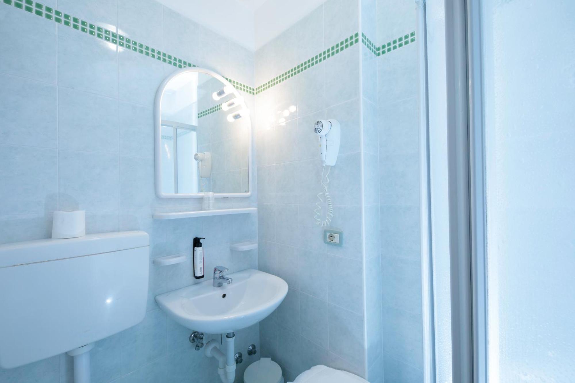Hotel Garni Losanna Бибионе Екстериор снимка