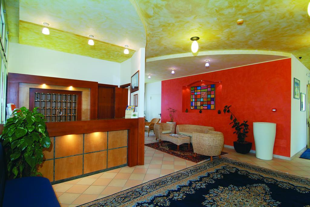 Hotel Garni Losanna Бибионе Екстериор снимка