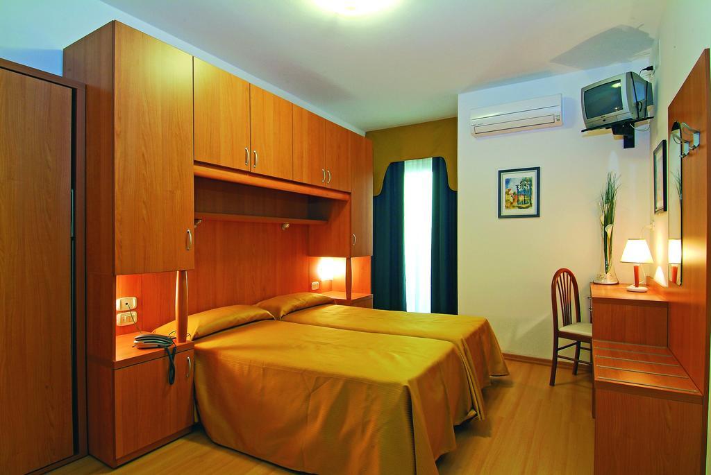 Hotel Garni Losanna Бибионе Стая снимка