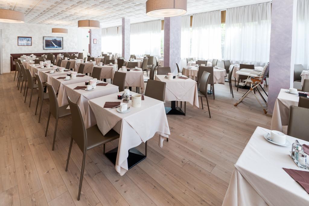 Hotel Garni Losanna Бибионе Екстериор снимка