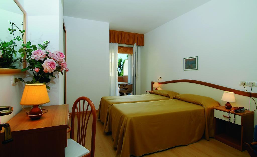 Hotel Garni Losanna Бибионе Стая снимка