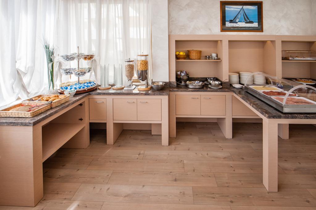 Hotel Garni Losanna Бибионе Екстериор снимка
