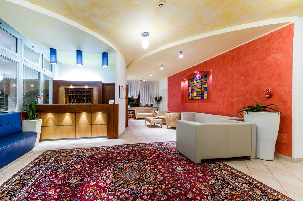 Hotel Garni Losanna Бибионе Екстериор снимка
